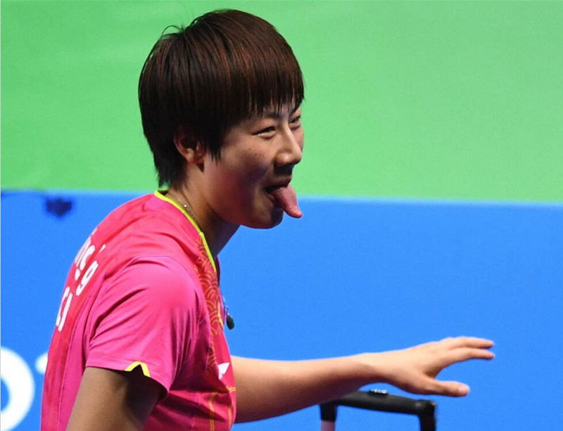 巴西當地時間8月8日下午，在2016裡約奧運會乒乓球女子單打第四輪比賽中，中國選手丁寧以4比0戰勝中國香港選手杜凱琹，晉級女單八強。圖為丁寧在比賽獲勝后離場時調皮地吐出舌頭。新華社記者藺以光攝