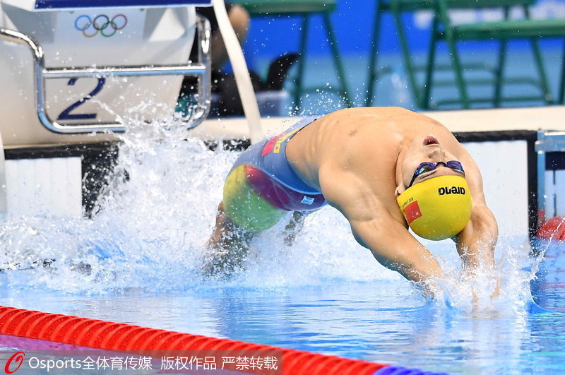 巴西當地時間8月8日晚上，在裡約奧運會男子100米仰泳決賽中，中國選手徐嘉余以52秒31獲得銀牌，美國選手墨菲以51秒97打破奧運會紀錄的成績獲得金牌，另外一名美國選手普盧默憑借52秒40的成績拼得一枚銅牌。