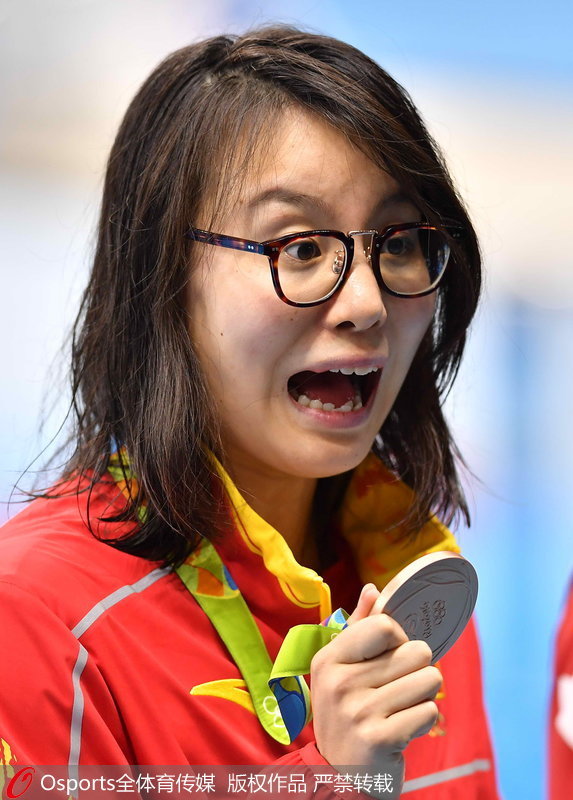 巴西當地時間8月8日晚上，在裡約奧運會女子100米仰泳決賽中，中國選手傅園慧以58秒76的成績，和加拿大選手麥斯並列獲得銅牌。在賽后的頒獎儀式上，表情帝傅園慧再度萌翻全場。
