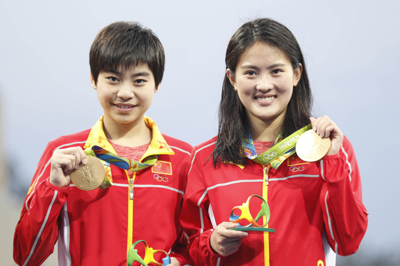 中国选手陈若琳（右）/刘蕙瑕在颁奖仪式上。