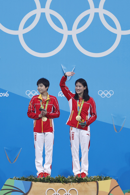 中国选手陈若琳（右）/刘蕙瑕在颁奖仪式上。