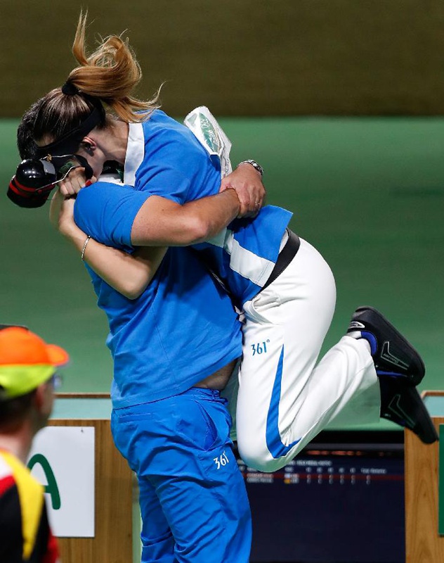 巴西當地時間8月9日下午，在2016年裡約奧運會射擊女子25米手槍決賽中，希臘選手安娜戰勝德國選手卡爾施，奪得冠軍。圖為安娜在奪冠后和他的父親兼教練擁抱慶祝。 新華社記者王麗莉攝