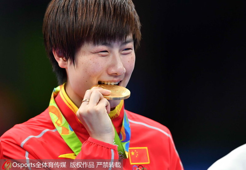 頒獎儀式上，丁寧終於嘗到了奧運女單金牌的滋味。