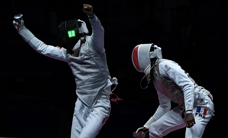 中国队选手马剑飞（左）在比赛中庆祝得分。  