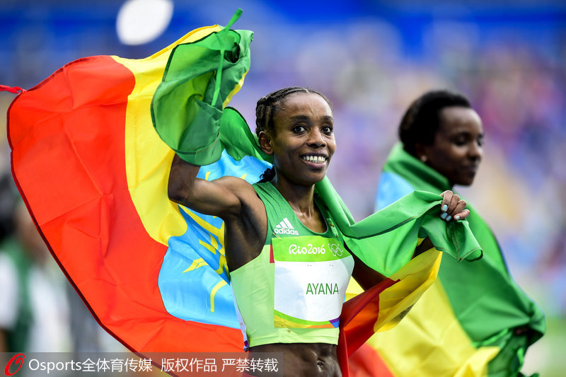 埃塞俄比亞選手阿亞娜身披國旗慶祝勝利
