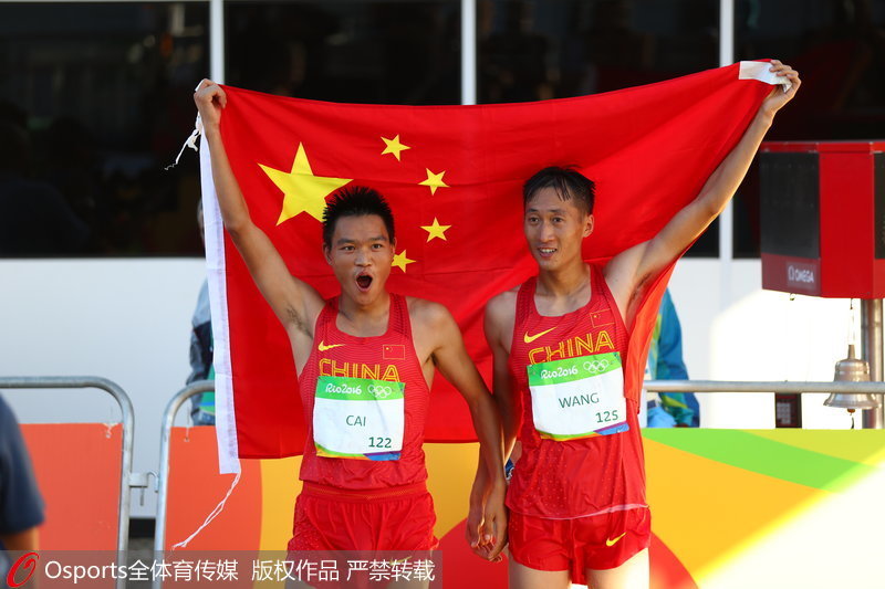 王鎮（右）、蔡澤林高舉國旗慶祝勝利