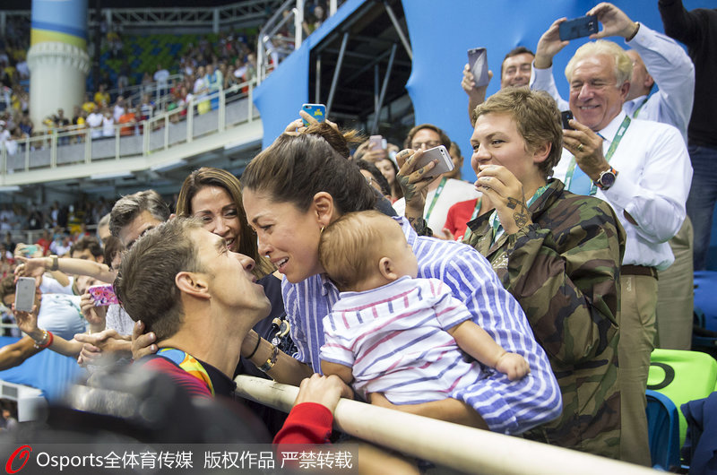 北京時間8月10日，菲爾普斯摘得裡約奧運會男子200米蝶泳冠軍，收獲個人奧運會第19枚金牌。賽后，菲爾普斯與看台上的妻兒熱情相擁，完美詮釋了家的溫暖。