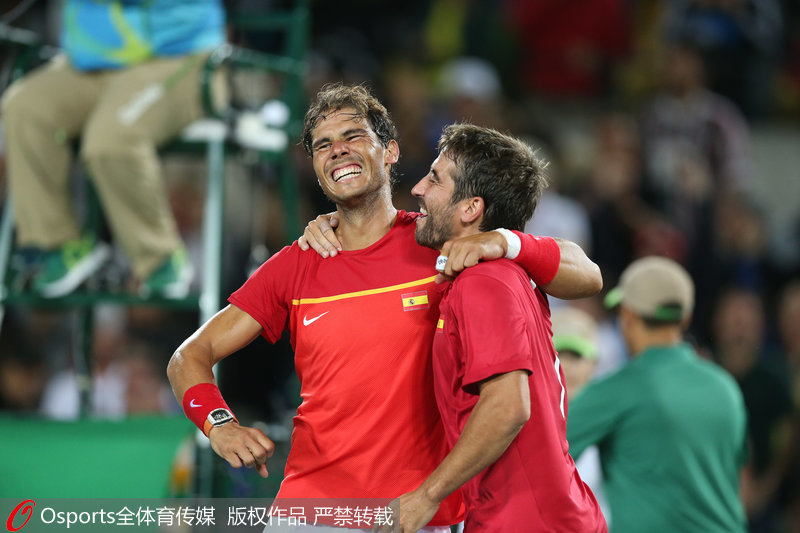 北京時間8月13日上午，裡約奧運會網球男子雙打決賽結束，納達爾與搭檔洛佩茲奪得冠軍。賽后，納達爾（左）與洛佩茲相擁慶祝，共享勝利，是隊友更似兄弟。