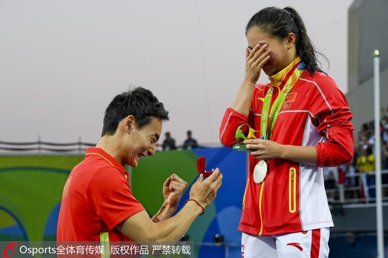 北京時間8月15日凌晨，裡約奧運會女子三米板決賽結束。中國選手施廷懋、何姿攬獲金銀。頒獎儀式結束后，同是跳水運動員的秦凱雙膝跪地，向毫不知情的何姿示愛求婚。