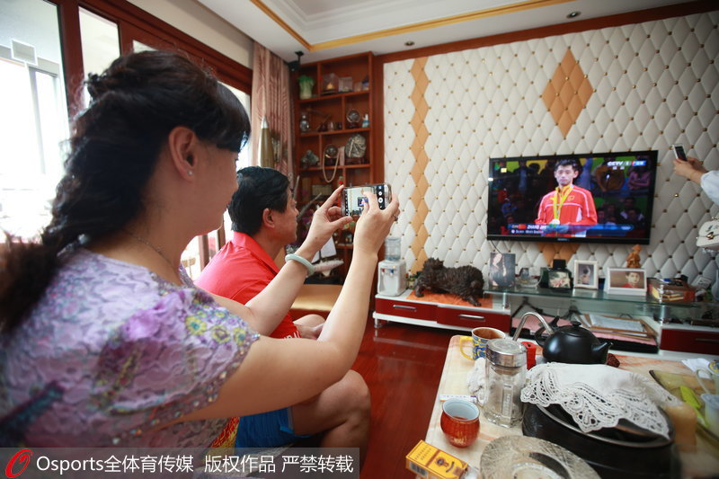 北京時間8月12日，張繼科父母在家中觀看張繼科比賽，透著屏幕，為遠在裡約的兒子加油打氣！