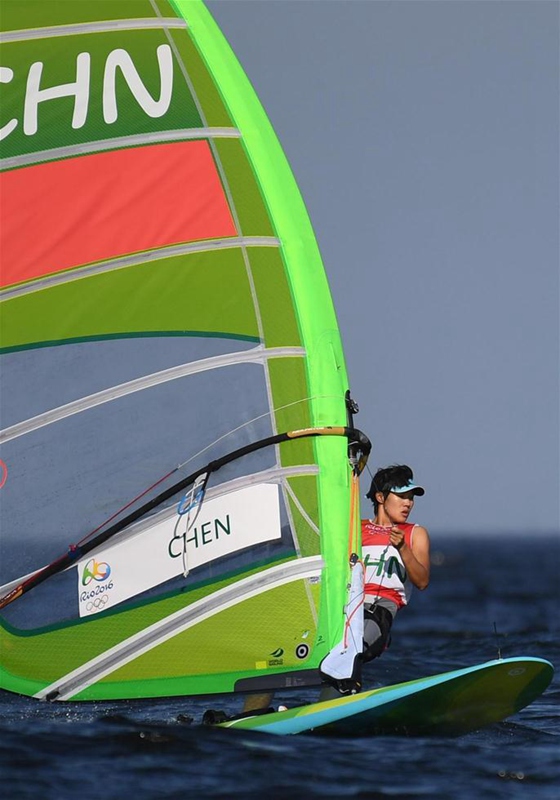 巴西當地時間8月14日下午，在2016年裡約奧運會帆板女子RS:X級比賽中，中國選手陳佩娜獲得銀牌。 新華社記者李尕攝