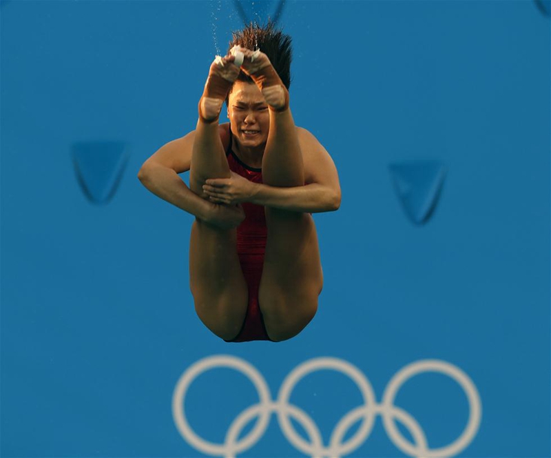巴西當地時間8月14日下午，在2016年裡約奧運會跳水比賽女子3米板決賽中，中國選手施廷懋以406.05分的總成績獲得冠軍，何姿以387.90分的總成績獲得亞軍，意大利選手以372.80分的總成績獲得季軍。新華社記者丁旭攝