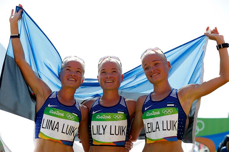 巴西當地時間8月14日上午，在裡約熱內盧桑巴大道舉行的2016年裡約奧運會田徑女子馬拉鬆比賽中，愛沙尼亞三胞胎姐妹參賽，這是奧運會歷史上第一次出現三胞胎姐妹參加同一項目的比賽。圖為愛沙尼亞三胞胎姐妹萊拉·盧伊克（右）、莉娜·盧伊克（左）與莉莉·盧伊克在賽后合影。新華社記者 王麗莉 攝