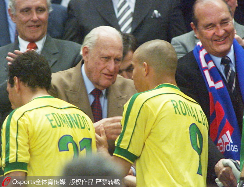 1998年世界杯決賽，法國3-0擊敗巴西。賽后，阿維蘭熱（中）與羅納爾多交談。