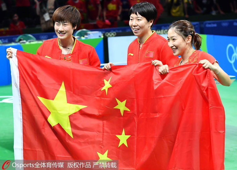 丁宁、李晓霞、刘诗雯（由左往右）笑容面满地举起五星红旗