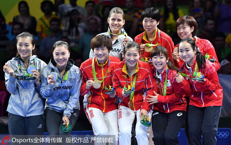 女乒團體金、銀、銅牌得主合影