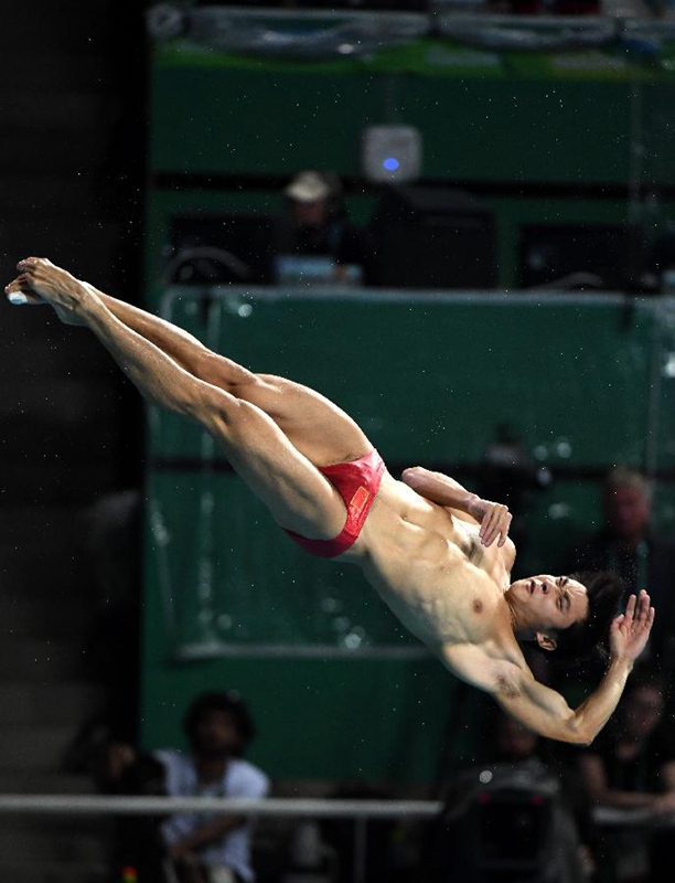 巴西當地時間8月16日，在2016年裡約奧運會男子跳水三米板決賽中，中國選手曹緣以547.60分的總成績奪冠。 新華社記者燕雁攝