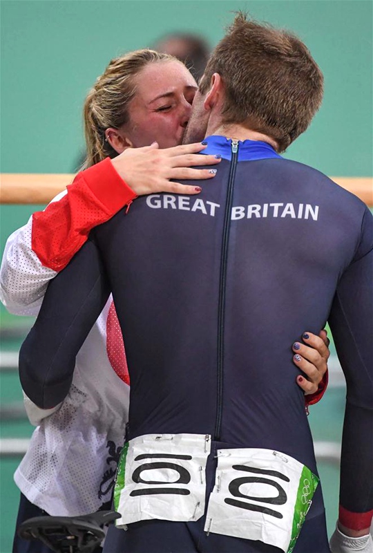 巴西當地時間8月16日下午，獲得場地自行車男子凱琳賽冠軍的英國選手肯尼（右）和獲得女子全能賽冠軍的特羅特賽后擁抱。英國選手肯尼和特羅特是一對車壇情侶，兩人曾多次攜手出征大賽，屢創佳績。2012年倫敦奧運會，這對情侶每人收獲兩金。2016年裡約奧運會，兩人分別再將金牌收入囊中，續寫傳奇。據英國隊介紹，還未舉行婚禮的兩人將於奧運會后舉行婚禮，用奧運金牌作為他們結婚的禮物。新華社記者王昊飛攝