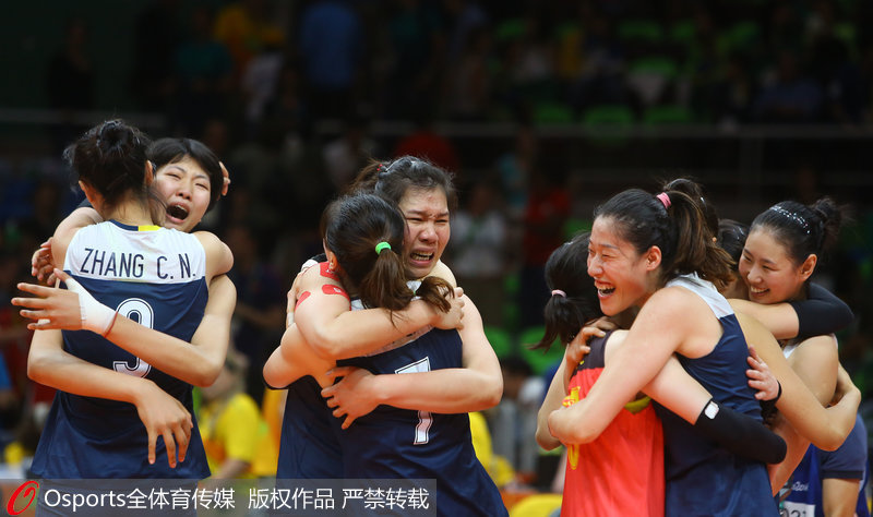 巴西當地時間8月16日晚上，在女子排球1/4決賽爭奪中，中國女排在落后一局的情況下連扳兩局2-1領先，隨后雙方2-2戰平﹔決勝局，雙方你追我趕，場面膠著，最終，中國女排頂住壓力拿下決勝局，3-2（15-25、25-23、25-22、22-25、15-13）擊敗衛冕冠軍巴西女排，強勢進軍四強。