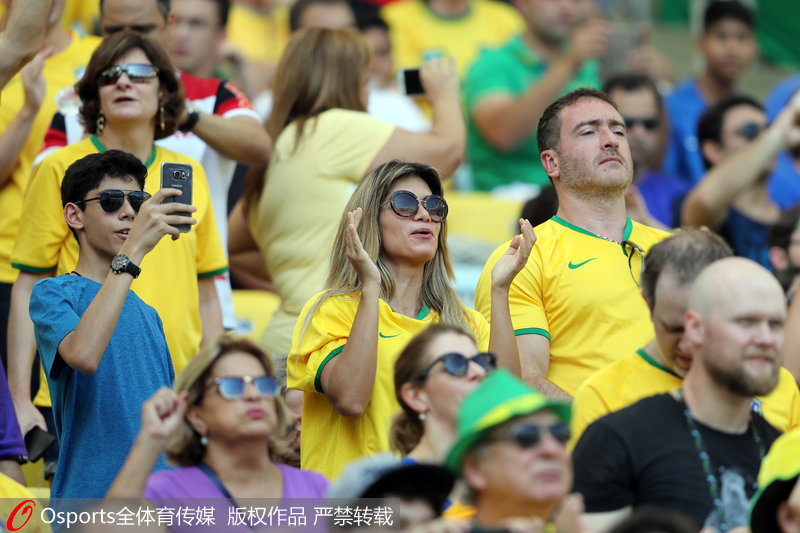 巴西球迷在现场助威
