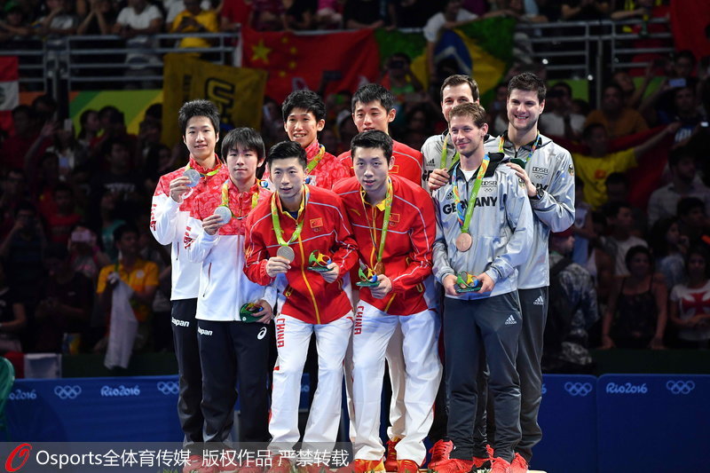 中國、日本（左）、德國（右）選手領獎台合影