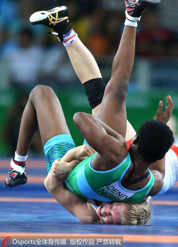 巴西當地時間8月17日上午，在摔跤女子自由式58kg級1/8決賽中，芬蘭選手奧利3：1尼日利亞選手阿德尼伊。