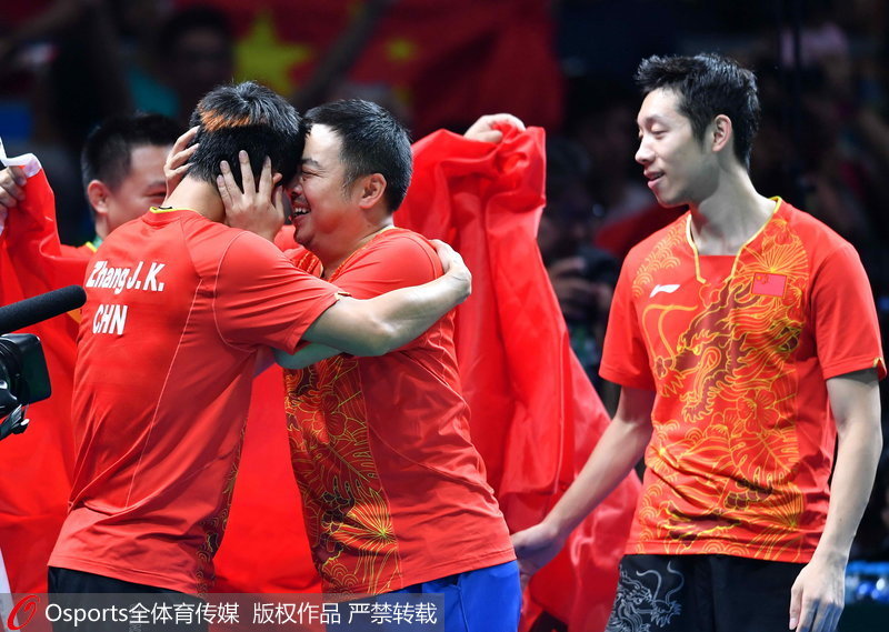 巴西當地時間8月17日晚上，在2016年裡約奧運會乒乓球男團決賽中，中國3：1勝日本。圖為劉國梁與隊員慶祝勝利。