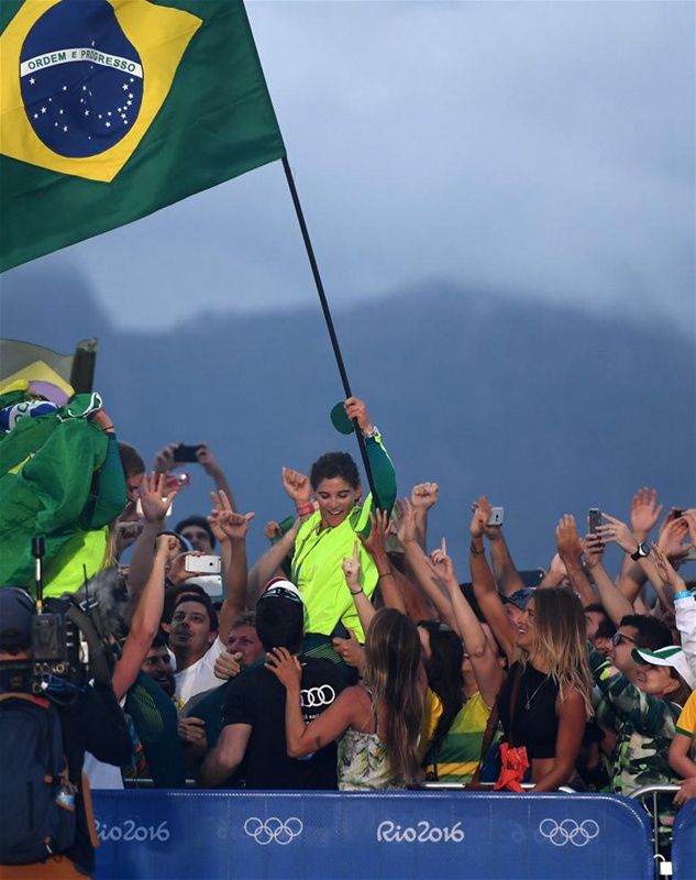 巴西當地時間8月18日下午，在2016裡約奧運會帆船女子49人FX級比賽中，巴西選手格拉埃爾和孔澤獲得冠軍。 新華社記者 李尕 攝
