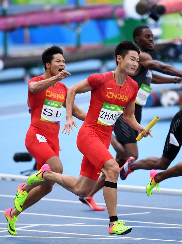巴西當地時間8月18日中午，在2016年裡約奧運會男子4X100米接力預賽中，中國隊晉級決賽。圖為蘇炳添（左）和張培萌（右）在比賽中。新華社記者殷博古攝