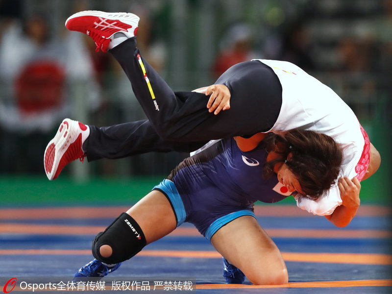 巴西當地時間8月18日下午，在2016年裡約奧運會摔跤女子自由式63公斤級決賽中日本選手奪冠 。圖為河谷梨沙子同教練慶祝。