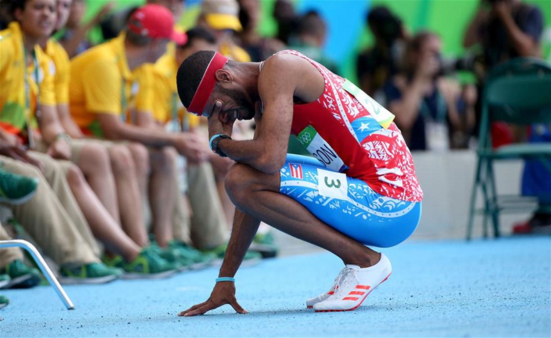 巴西當地時間8月18日中午，2016年裡約奧運會田徑男子400米欄決賽在奧林匹克體育場舉行。波多黎各選手庫爾鬆在決賽中被罰下后掩面。新華社記者李明攝