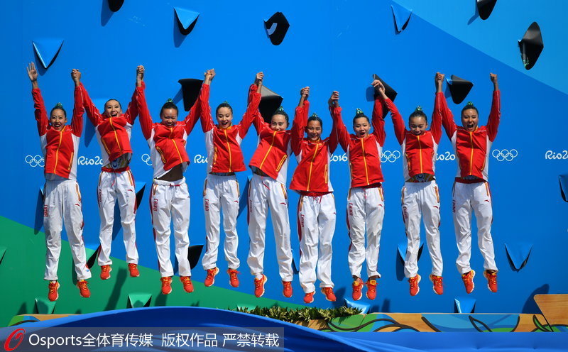 中國隊的姑娘們在頒獎台上高高躍起
