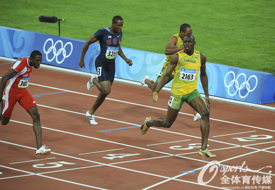 2008年北京奧運會，博爾特讓世界震驚，100米跑出9秒69的成績，拉開第二名多達數米奪冠，讓世界記住了牙買加“閃電”。