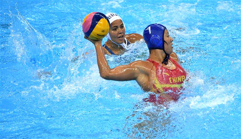 巴西当地时间8月19日上午，在2016年里约奥运会女子水球七八名争夺战中，中国队以10比5战胜巴西队，获得第七名。图为中国队球员宋冬伦（前）在比赛中射门。新华社记者王昊飞摄