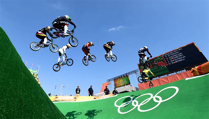 巴西当地时间8月19日下午，在2016年里约奥运会男子小轮车比赛中，美国选手朗格（左二）获得第四名。 新华社记者李尕摄
