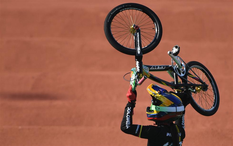 巴西当地时间8月19日下午，在2016年里约奥运会女子小轮车决赛中，哥伦比亚选手帕洪夺冠。 新华社记者李尕摄