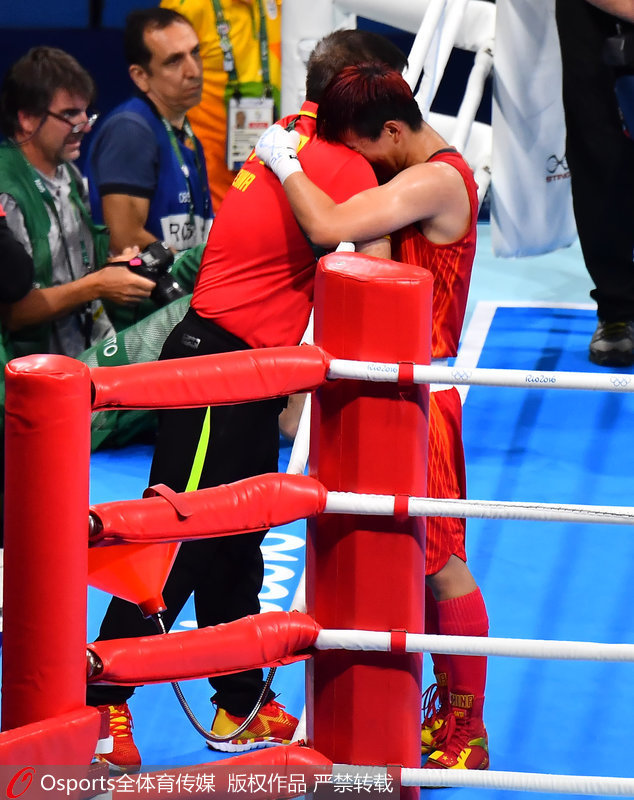 巴西当地时间8月19日下午，2016年里约奥运会女子拳击60公斤级决赛，中国拳手尹军花在前三局领先、最终点数相同的情况下，由裁判裁定法国选手莫斯利获胜。尹军花距离夺得中国奥运史上首枚女子拳击金牌，只差一步。