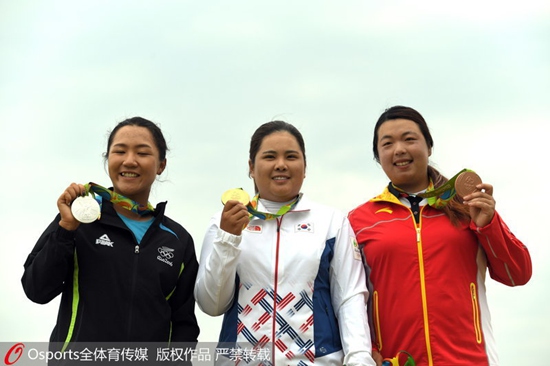 朴仁妃(中)、蒂利亞·吳(左)、馮珊珊(右)分獲女子高爾夫冠亞季軍