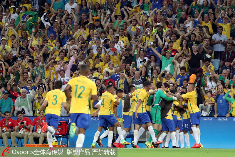 巴西隊員慶祝勝利