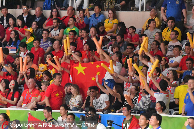 熱情的中國球迷為姑娘們加油