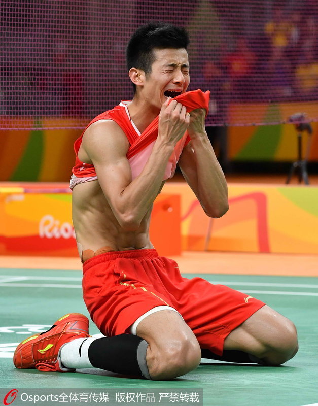 巴西当地时间8月20日上午，在里约奥运会羽毛球男子单打决赛中，中国选手谌龙2-0战胜马来西亚老将李宗伟，夺得金牌，李宗伟获得银牌。