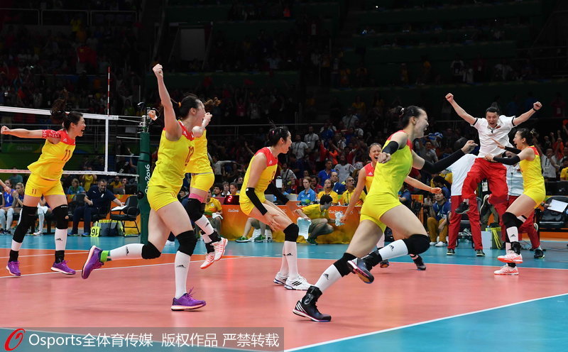 巴西當地時間8月20日晚上，在剛剛結束的裡約奧運會女子排球決賽中，中國女排3-1（19-25、25-17、25-22、25-23）擊敗塞爾維亞，強勢奪冠。圖為賽后女排姑娘瘋狂慶祝奪冠。