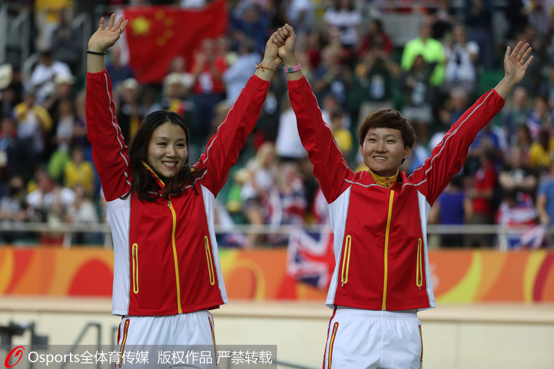 北京时间8月13日，里约奥运会场地自行车女子团体竞速赛决赛中，中国组合宫金杰/钟天使夺得冠军，实现了中国自行车奥运会金牌零的突破。