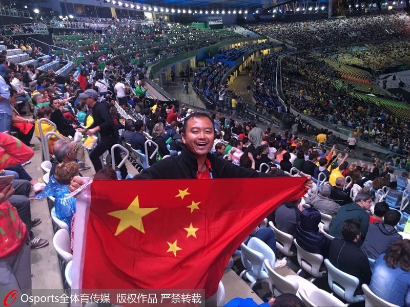 热情的中国观众在闭幕式现场
