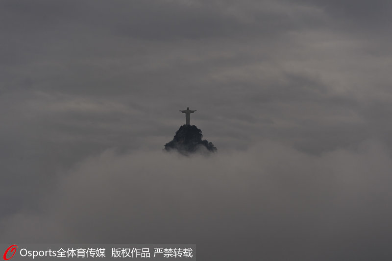 高清：风云过后 巴西盛景基督山被层层云雾环绕