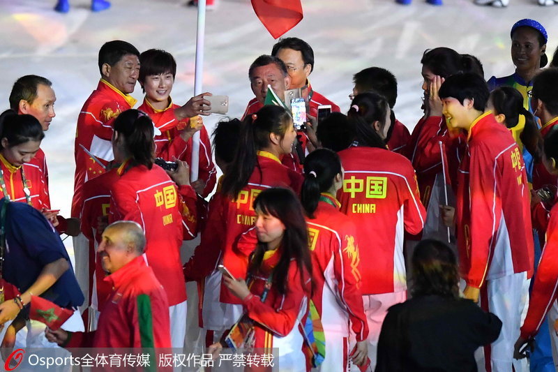 高清：里约奥运会闭幕式 中国女排姑娘们靓丽出场