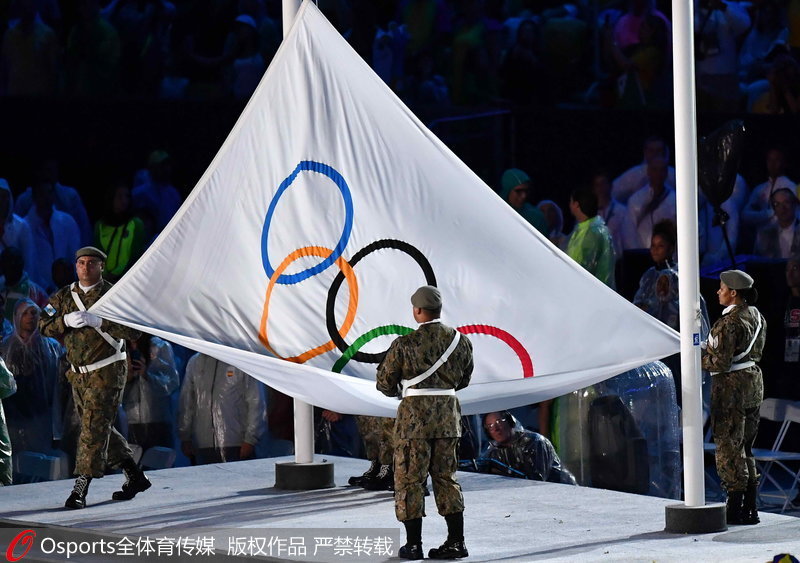 奥林匹克会旗在闭幕式上落下