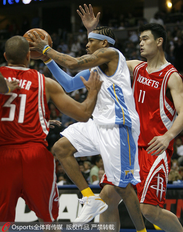 艾弗森轉投西部，與姚明對決的場次也逐漸增多。圖為2007-2008賽季NBA常規賽，丹佛掘金112：111勝休斯敦火箭。