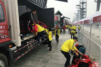 9月17日上午，2016北京国际马拉松比赛正在继续，为参赛选手运送物资的存衣车已经抵达终点，志愿者正在整理跑友们寄存的衣服。