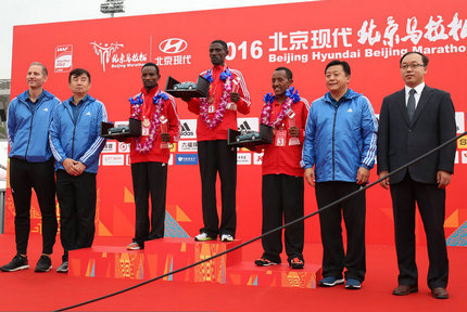 9月17日7：30，2016年北京马拉松在天安门广场鸣枪起跑。经过2个多小时的争夺，3名埃塞俄比亚选手包揽了男子组前三名。来自格布雷・阿耶纽乌用时2小时11分09秒获得了男子组冠军
